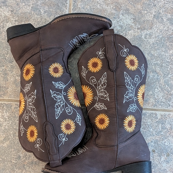 Brown Cowboy Heeled Boots with Sunflower Embroidery Women Size 38(6.5-7) - Picture 7 of 10